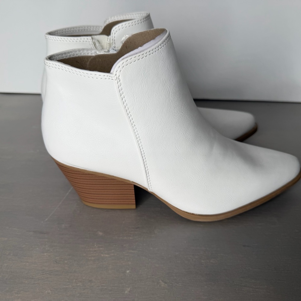 Women's Centro Point White Block Heel Ankle Boots  Size 6‎ NWOT